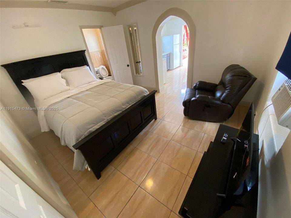 For Rent: $1,200 (1 beds, 1 baths, 1863 Square Feet)