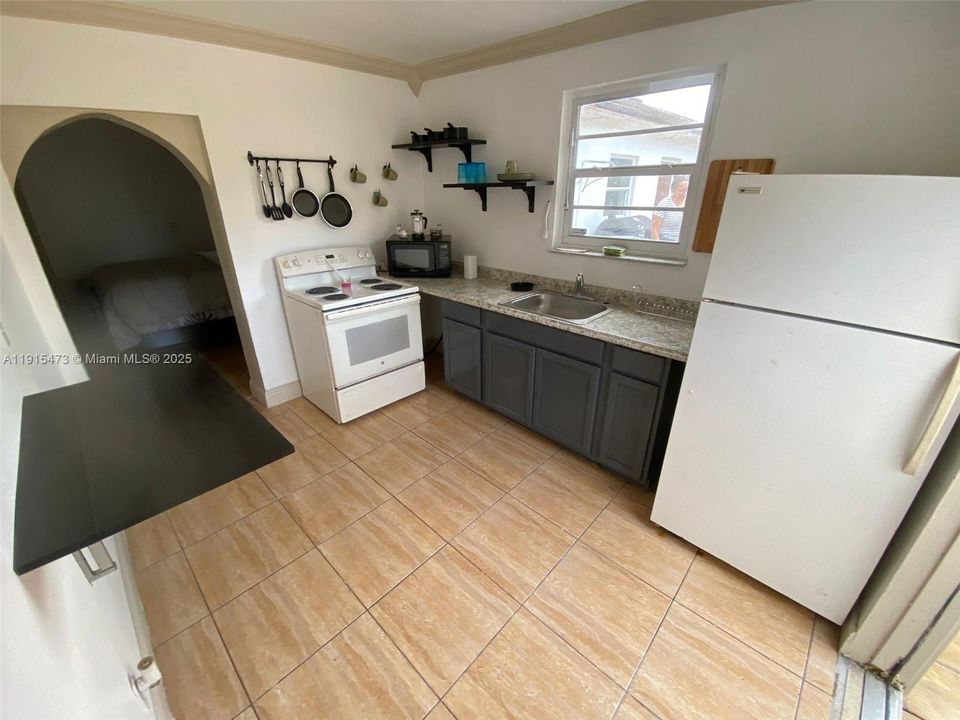 For Rent: $1,200 (1 beds, 1 baths, 1863 Square Feet)