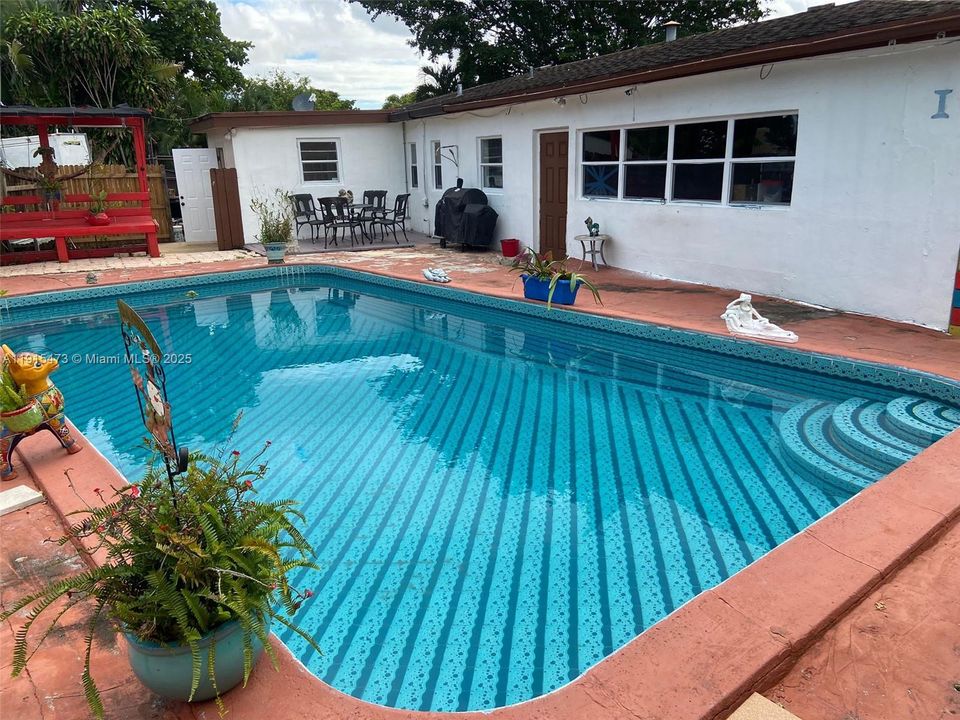 For Rent: $1,200 (1 beds, 1 baths, 1863 Square Feet)