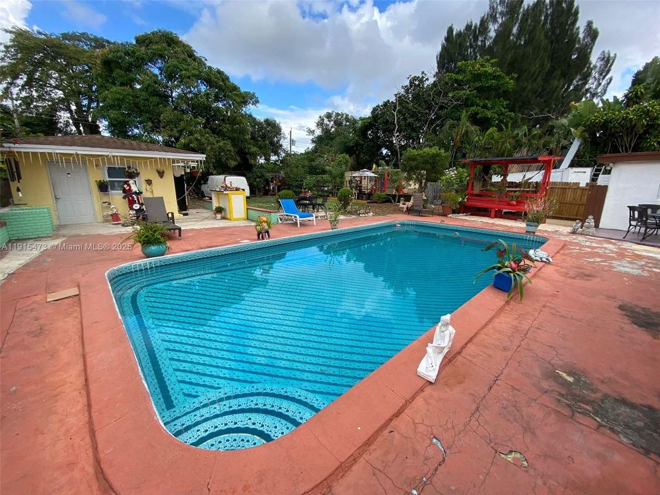 For Rent: $1,200 (1 beds, 1 baths, 1863 Square Feet)