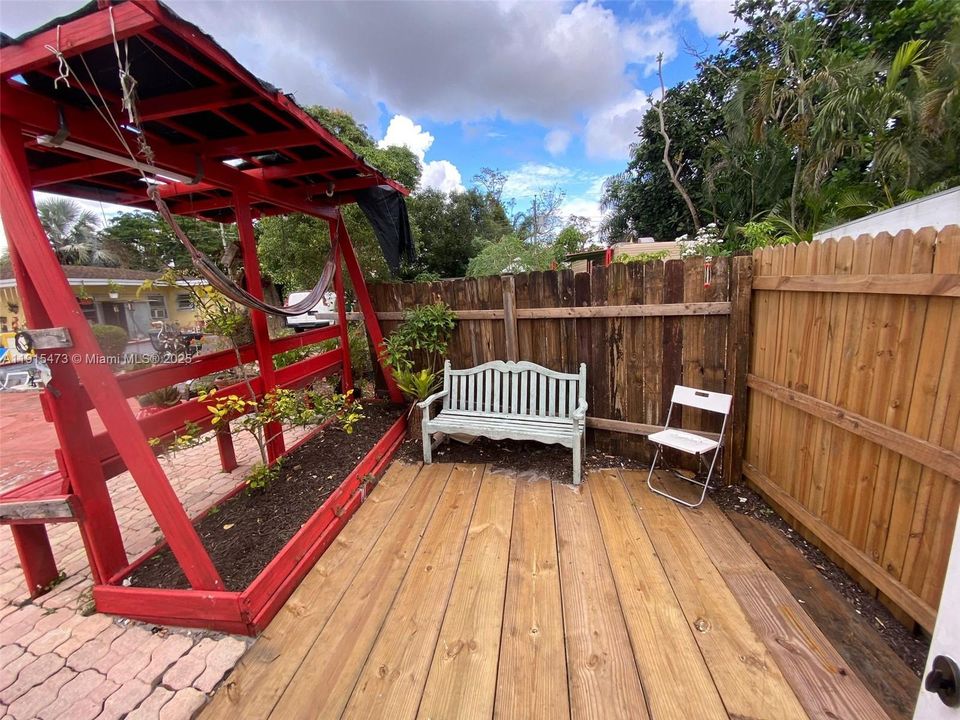 For Rent: $1,200 (1 beds, 1 baths, 1863 Square Feet)