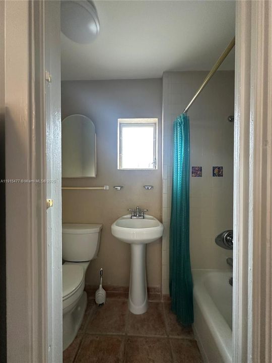 出租: $1,400 (0 贝兹, 0 浴室, 2078 平方英尺)