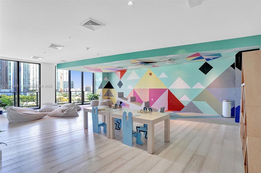 For Rent: $4,500 (1 beds, 2 baths, 725 Square Feet)