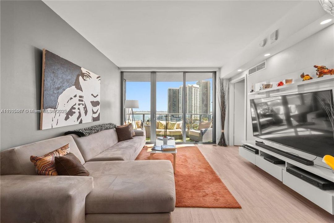 For Rent: $4,500 (1 beds, 2 baths, 725 Square Feet)