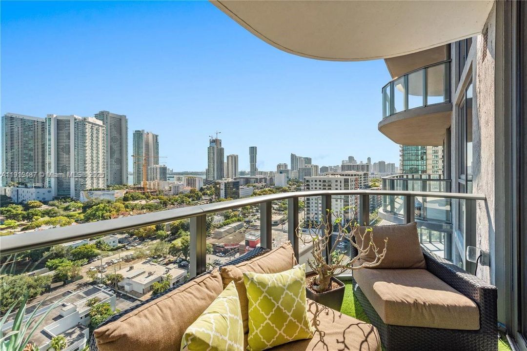 For Rent: $4,500 (1 beds, 2 baths, 725 Square Feet)