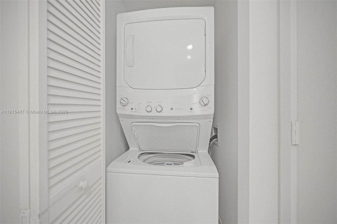 For Rent: $4,500 (1 beds, 2 baths, 725 Square Feet)