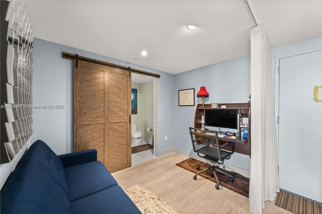 For Rent: $4,500 (1 beds, 2 baths, 725 Square Feet)