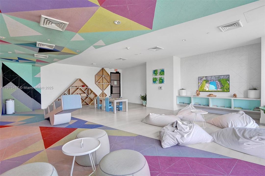 For Rent: $4,500 (1 beds, 2 baths, 725 Square Feet)