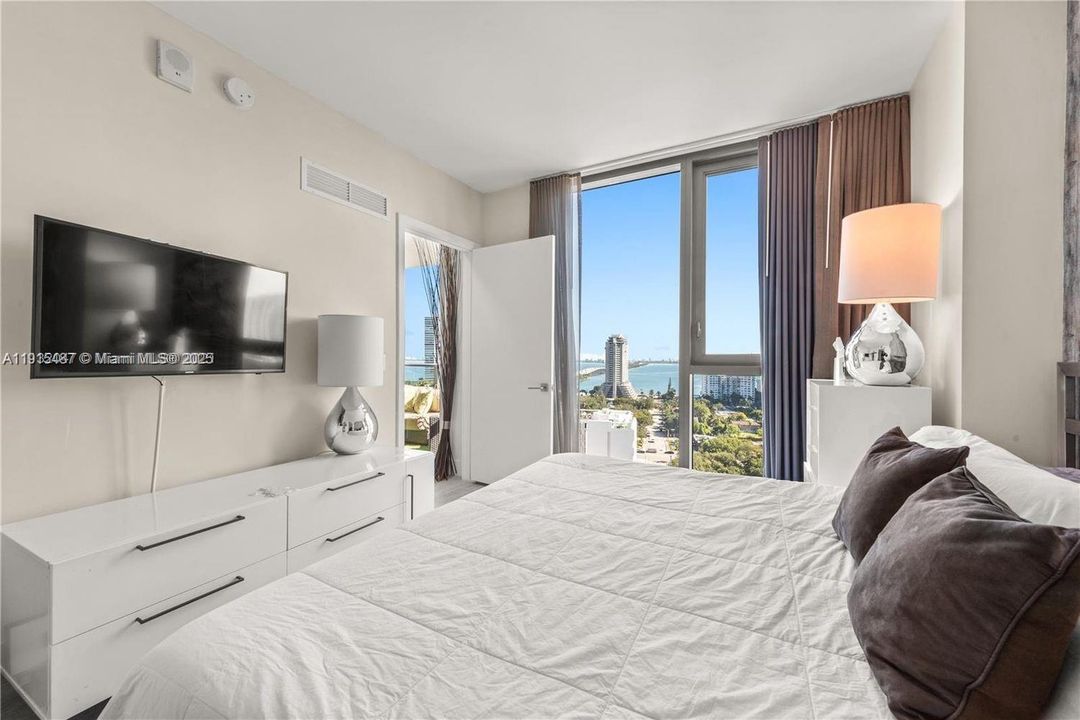 For Rent: $4,500 (1 beds, 2 baths, 725 Square Feet)