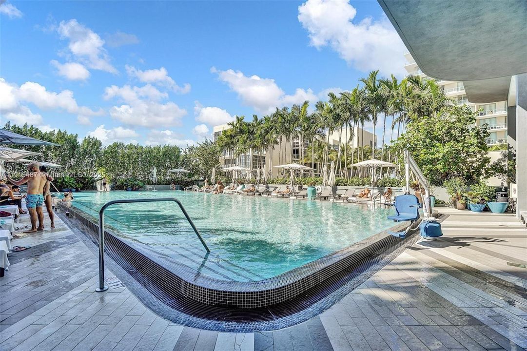 For Rent: $4,500 (1 beds, 2 baths, 725 Square Feet)