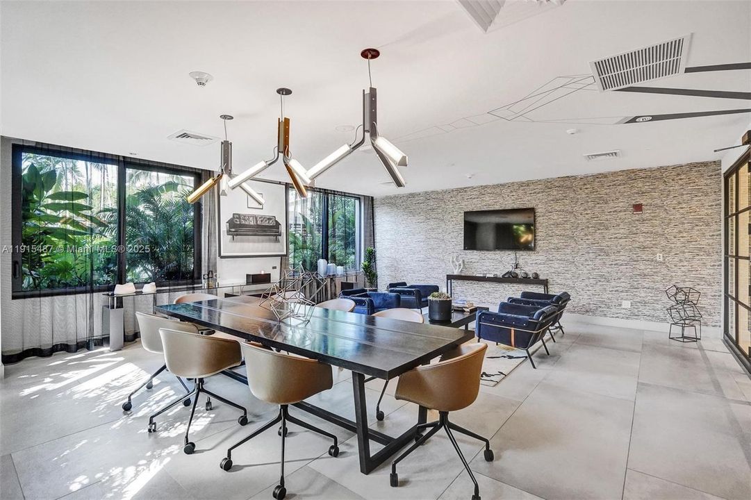 For Rent: $4,500 (1 beds, 2 baths, 725 Square Feet)