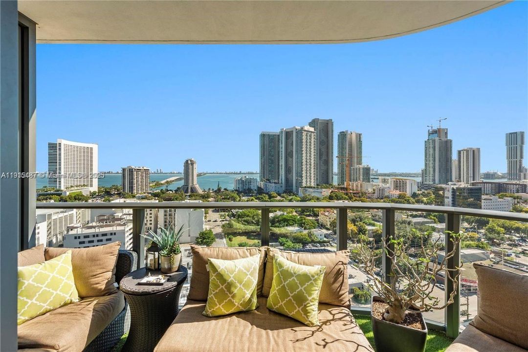 For Rent: $4,500 (1 beds, 2 baths, 725 Square Feet)