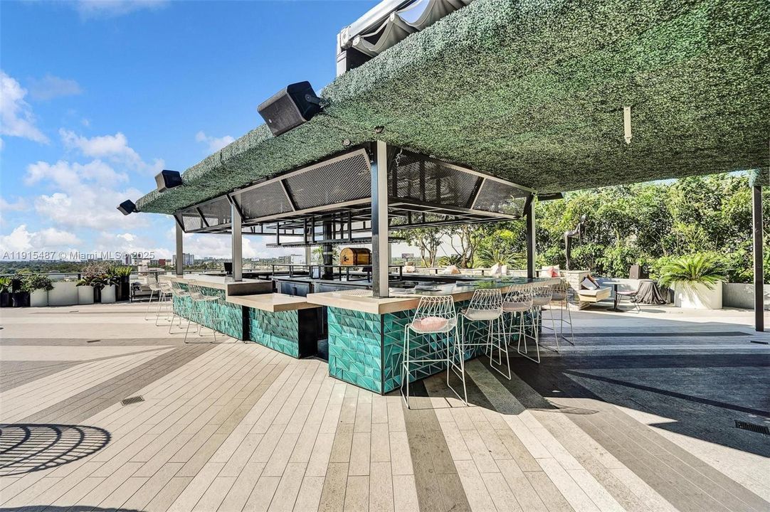 For Rent: $4,500 (1 beds, 2 baths, 725 Square Feet)