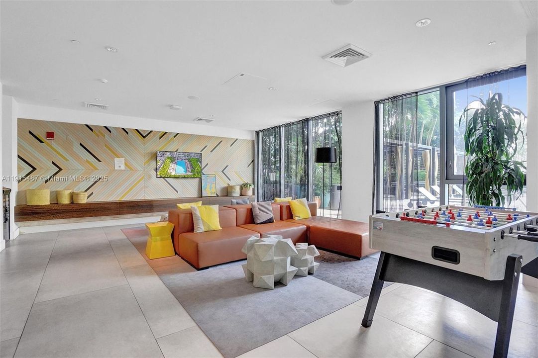 For Rent: $4,500 (1 beds, 2 baths, 725 Square Feet)