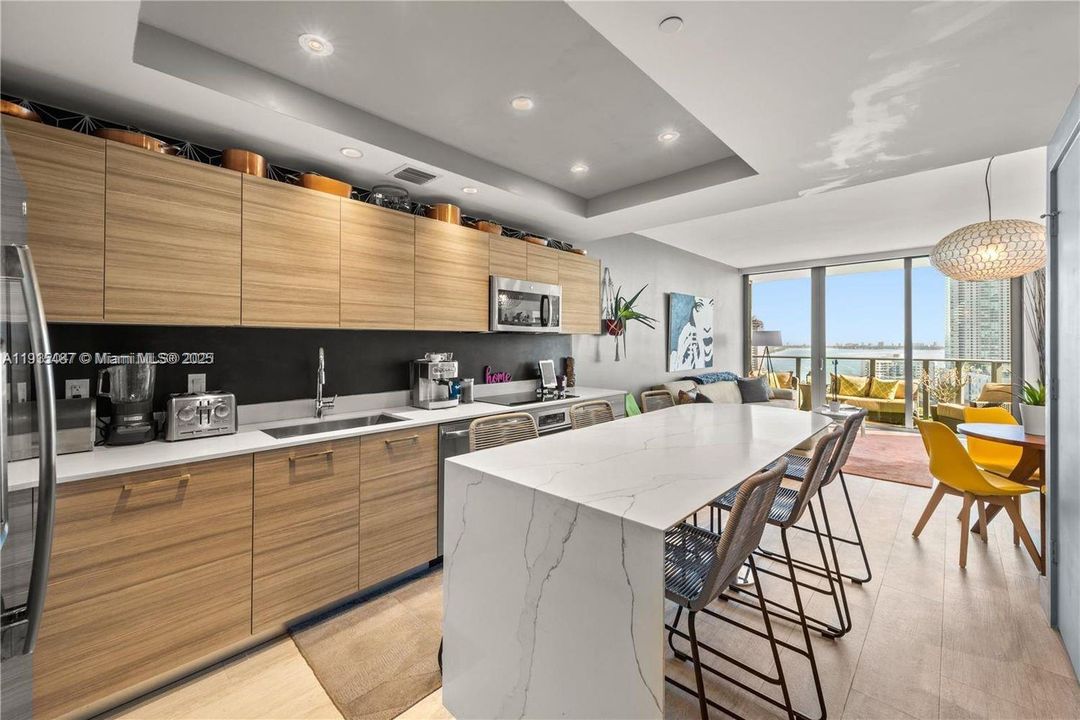 For Rent: $4,500 (1 beds, 2 baths, 725 Square Feet)