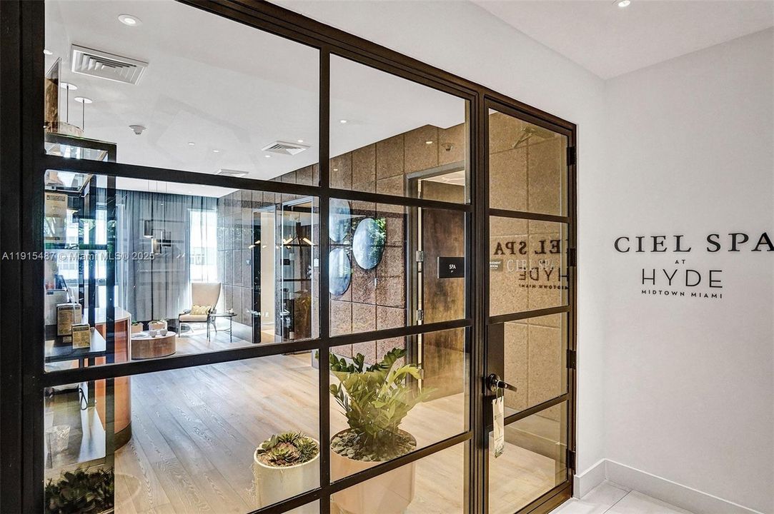 For Rent: $4,500 (1 beds, 2 baths, 725 Square Feet)