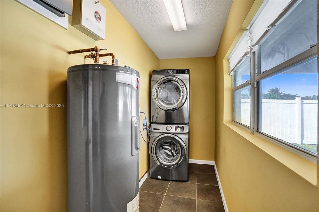 For Sale: $525,000 (3 beds, 2 baths, 1466 Square Feet)