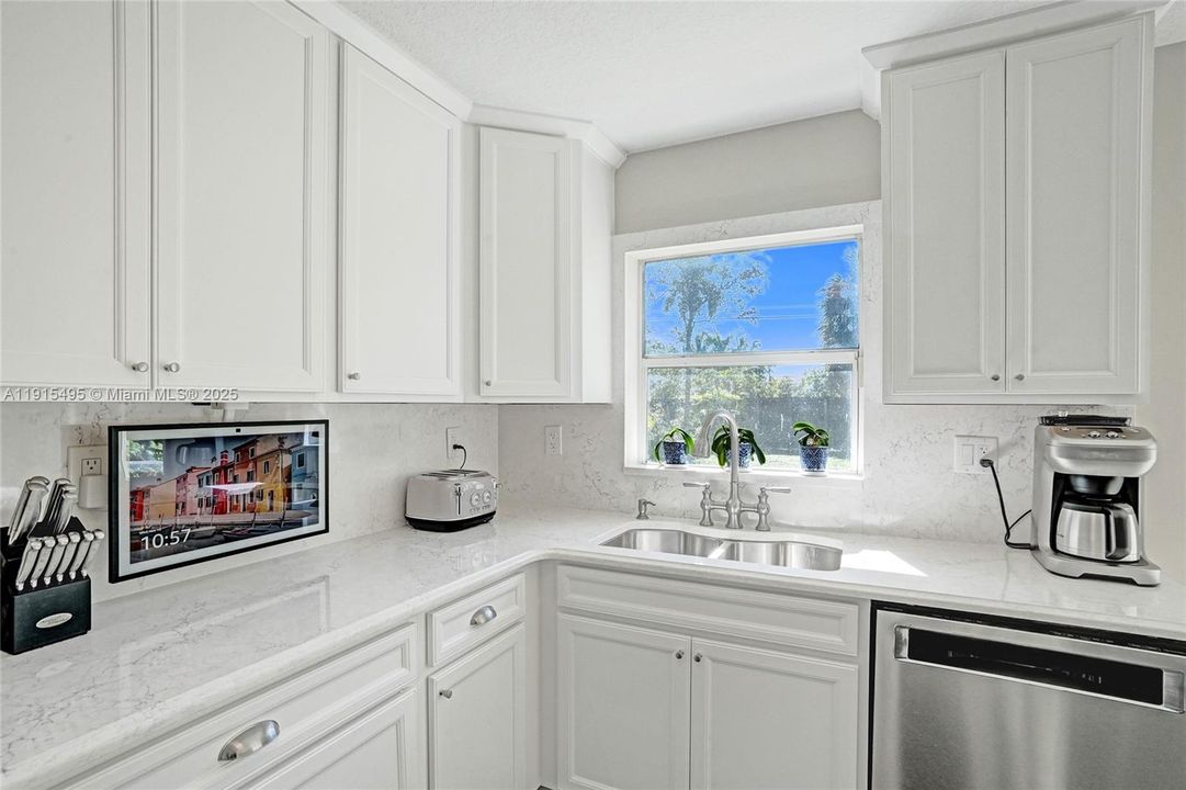 For Sale: $525,000 (3 beds, 2 baths, 1466 Square Feet)