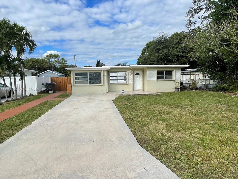 Active With Contract: $2,300 (3 beds, 1 baths, 1016 Square Feet)