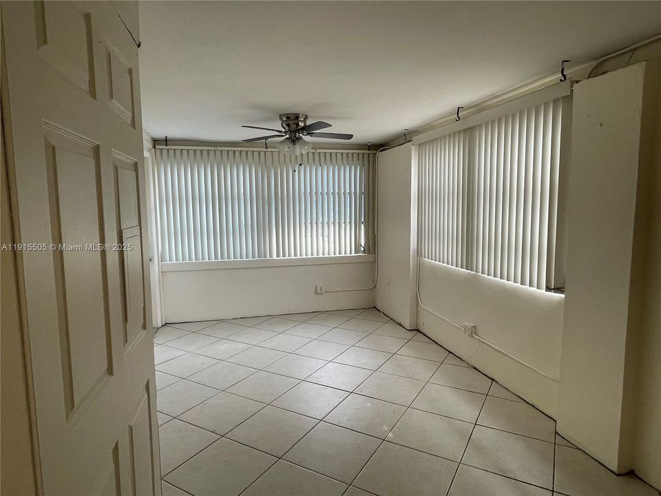 Active With Contract: $2,300 (3 beds, 1 baths, 1016 Square Feet)