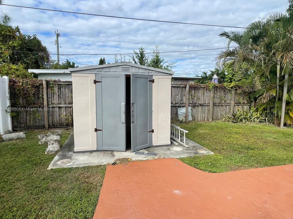 Active With Contract: $2,300 (3 beds, 1 baths, 1016 Square Feet)