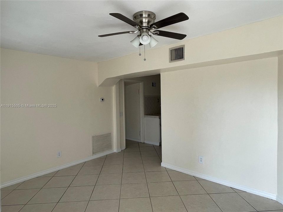 Active With Contract: $2,300 (3 beds, 1 baths, 1016 Square Feet)