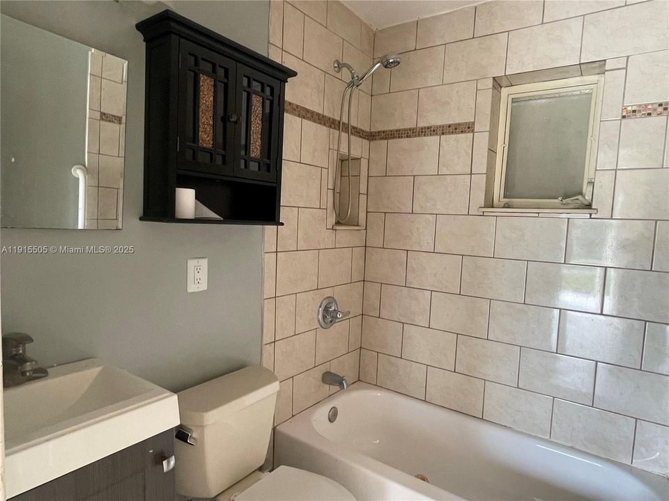 Active With Contract: $2,300 (3 beds, 1 baths, 1016 Square Feet)