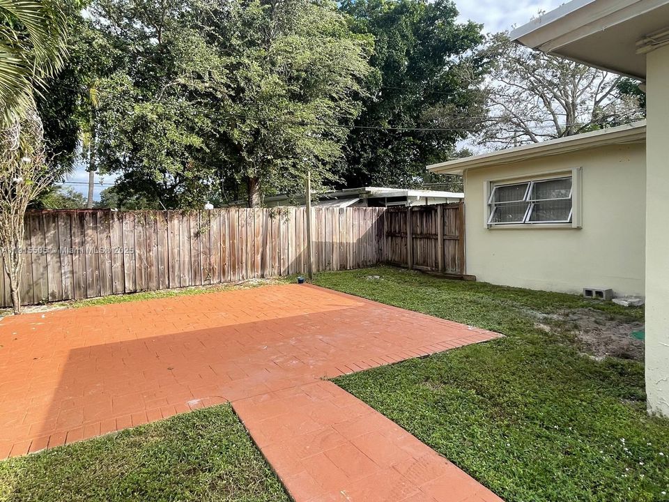 Active With Contract: $2,300 (3 beds, 1 baths, 1016 Square Feet)