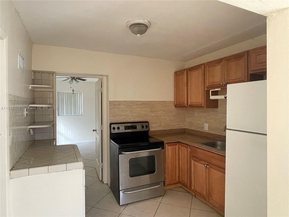 Active With Contract: $2,300 (3 beds, 1 baths, 1016 Square Feet)