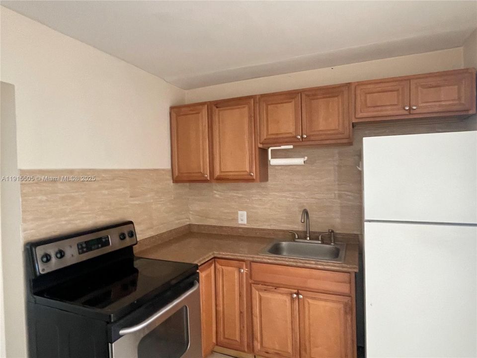 Active With Contract: $2,300 (3 beds, 1 baths, 1016 Square Feet)