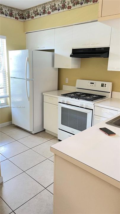 合同活跃: $2,200 (2 贝兹, 1 浴室, 945 平方英尺)