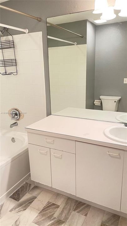 合同活跃: $2,200 (2 贝兹, 1 浴室, 945 平方英尺)