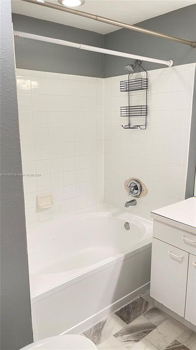 合同活跃: $2,200 (2 贝兹, 1 浴室, 945 平方英尺)