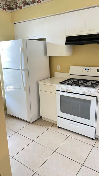 合同活跃: $2,200 (2 贝兹, 1 浴室, 945 平方英尺)