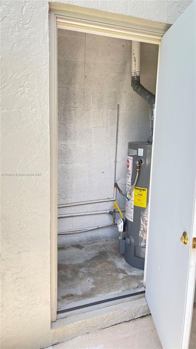 合同活跃: $2,200 (2 贝兹, 1 浴室, 945 平方英尺)