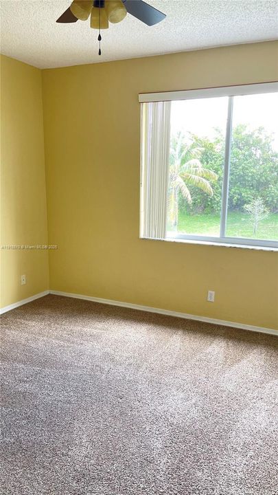 合同活跃: $2,200 (2 贝兹, 1 浴室, 945 平方英尺)