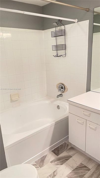 合同活跃: $2,200 (2 贝兹, 1 浴室, 945 平方英尺)