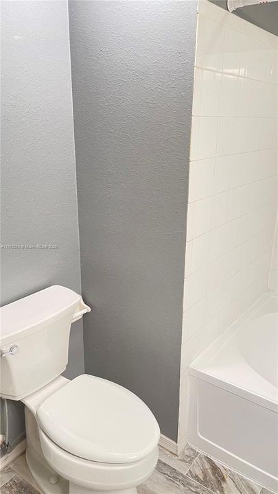 合同活跃: $2,200 (2 贝兹, 1 浴室, 945 平方英尺)