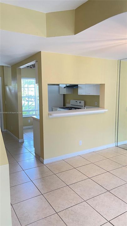 合同活跃: $2,200 (2 贝兹, 1 浴室, 945 平方英尺)