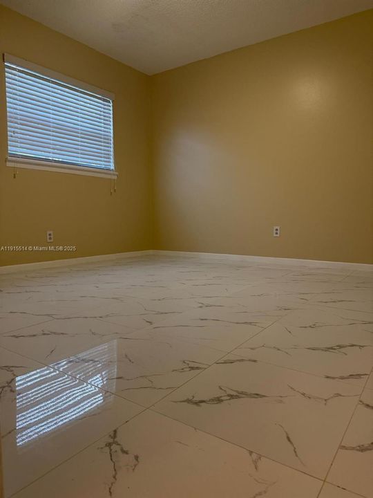 For Rent: $2,100 (3 beds, 1 baths, 2400 Square Feet)