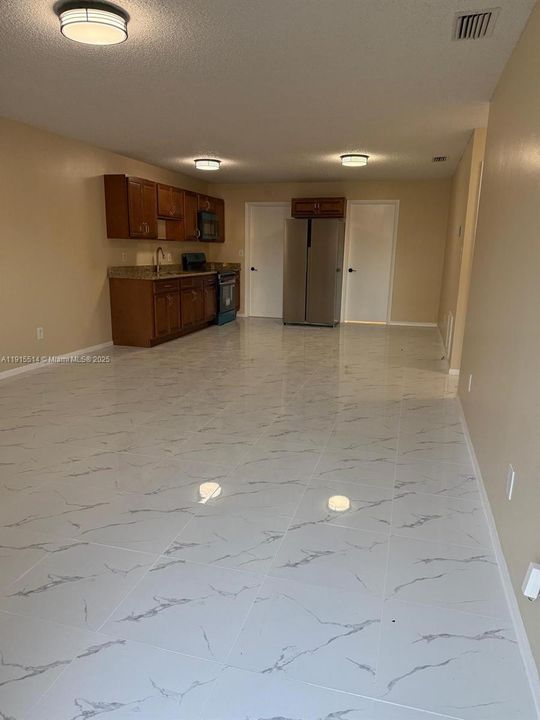 For Rent: $2,100 (3 beds, 1 baths, 2400 Square Feet)