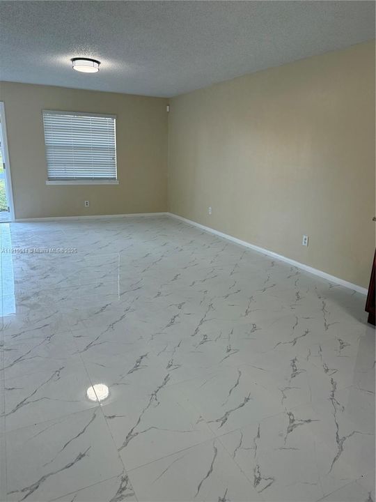 For Rent: $2,100 (3 beds, 1 baths, 2400 Square Feet)