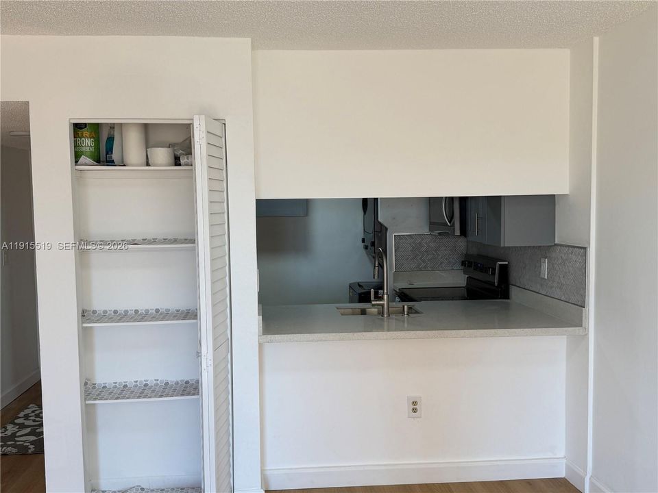 For Rent: $2,400 (2 beds, 2 baths, 870 Square Feet)