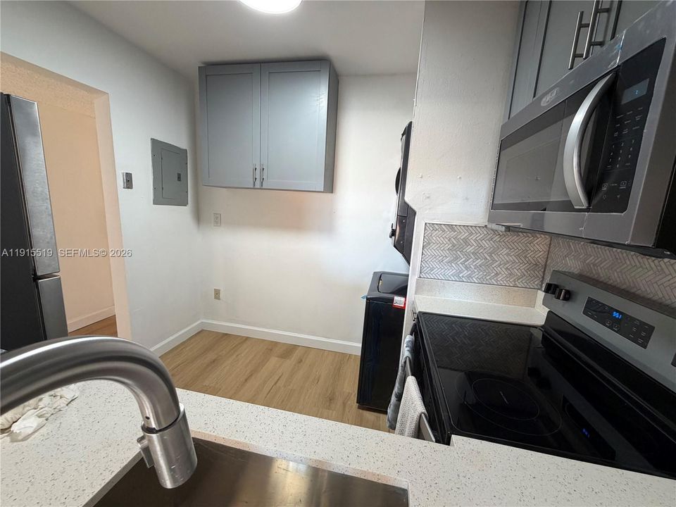 For Rent: $2,400 (2 beds, 2 baths, 870 Square Feet)