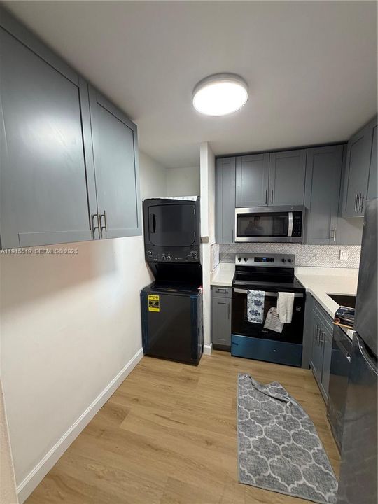 For Rent: $2,400 (2 beds, 2 baths, 870 Square Feet)