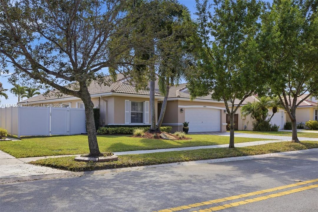 待售: $795,000 (3 贝兹, 2 浴室, 1648 平方英尺)