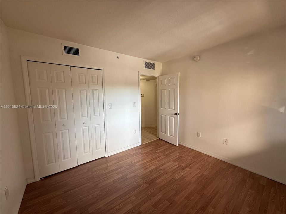 待售: $285,000 (2 贝兹, 2 浴室, 809 平方英尺)