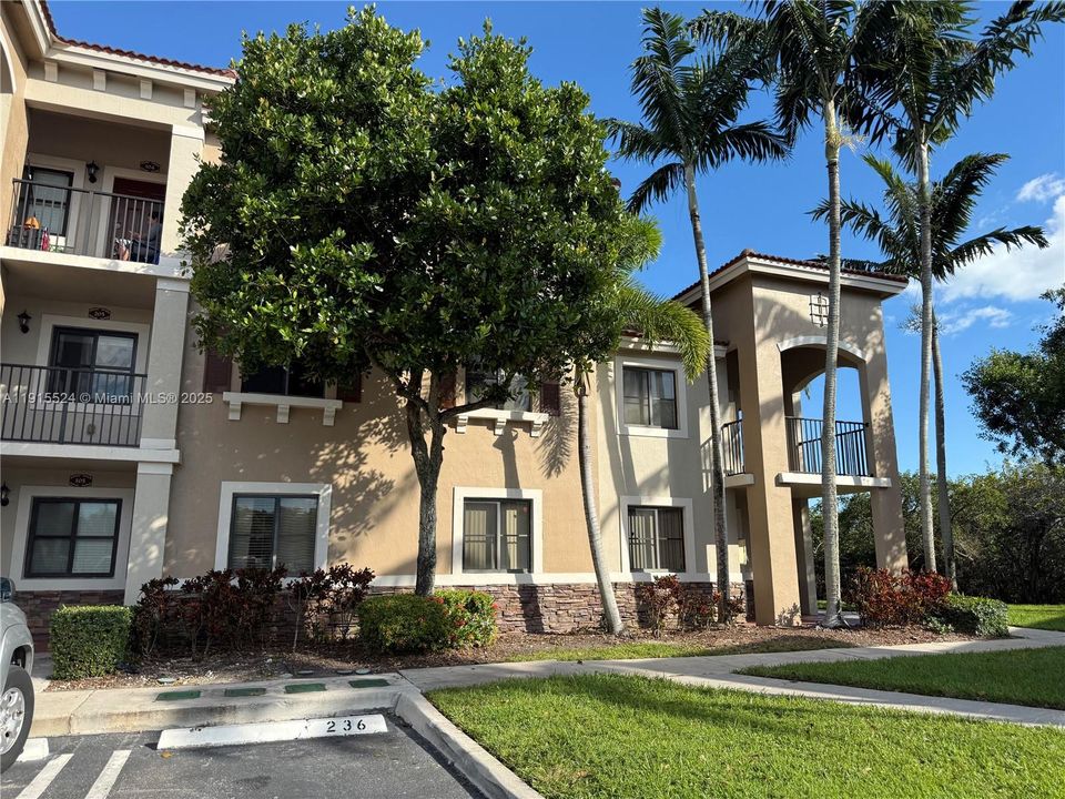 待售: $285,000 (2 贝兹, 2 浴室, 809 平方英尺)