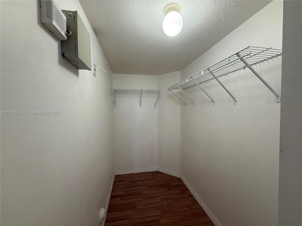 待售: $285,000 (2 贝兹, 2 浴室, 809 平方英尺)