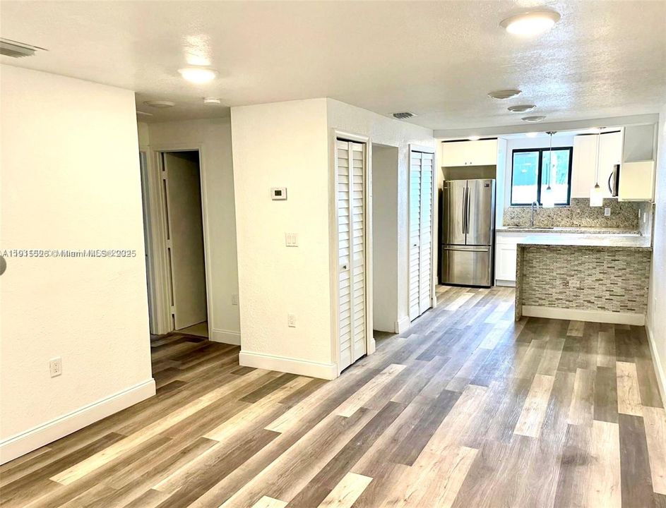 合同活跃: $2,300 (2 贝兹, 1 浴室, 688 平方英尺)